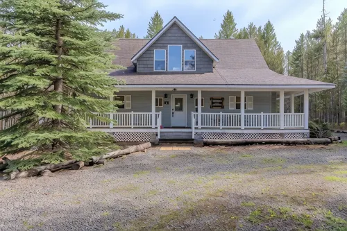 Delightful 3 bedroom cabin just 32 miles from YNP on Bills Island