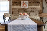 Voted Most Romantic! 1800's Peach Cabin/Close to Downtown/Hot Tub/Peaceful!