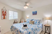 The Dolphin Den- Blocks to the Beach and River~Kayaks and Bikes provided! - Condos