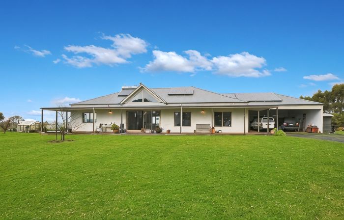 Bonnie View Farm Strawbale house with spectacular view