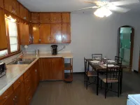 1950's Retro Ranch. Conveniently located off Highway 281 - Homestays