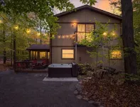 Pocono Lake Chalet w/Hot Tub, Pool Table, & Fire Pit. Pet friendly! - Hytter