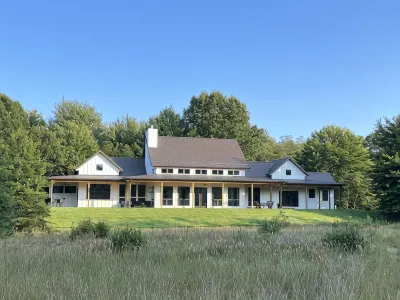 Beautiful new house nestled in a private and fenced 30 acres nature sanctuary. Hotel di 