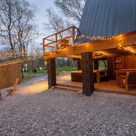 Freya's Cabin peaceful Aframe with hot tub & sauna 15 min to the national park!