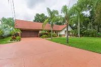 Private Brandon Oasis  Family home w/ Full outdoor kitchen & Bar+ Game room