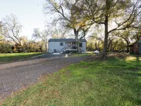 Cozy Cabin on the Creek with WiFi and AC in Delightful Belton 벨톤 호텔