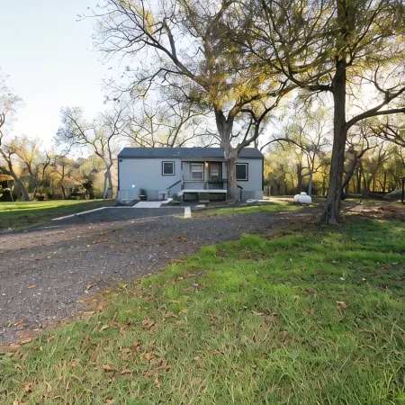 Cozy Cabin on the Creek with WiFi and AC in Delightful Belton
