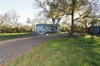 Cozy Cabin on the Creek with WiFi and AC in Delightful Belton