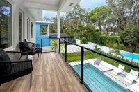 New modern home with salt water heated pool located minutes from SiestaKey Beach - สระว่ายน้ำส่วนตัว