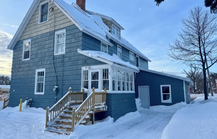 Spacious 7-bedroom house with WiFi, Garage, Sauna, and AC in amazing Calumet