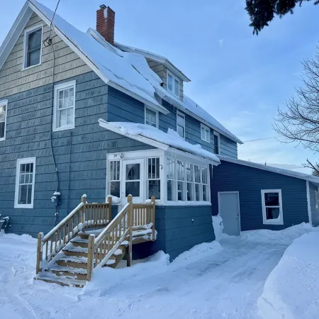 Spacious 7-bedroom house with WiFi, Garage, Sauna, and AC in amazing Calumet
