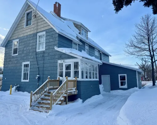 Spacious 7-bedroom house with WiFi, Garage, Sauna, and AC in amazing Calumet Hotels in Calumet