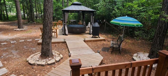 Tiny house (studio) and camper in campsite, accommodates 6 people total! Hotels in Onslow County