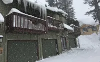 Easy walk to Canyon Lodge, private garage, EV charger. Great for families.