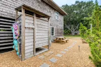 Nags Head Retreat- Walk to beach and sound, bikes and beach chairs included!