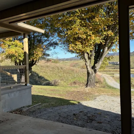 The Sheepfold: Remodeled cottage and 6 stall horse barn on working farm!