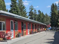 Yellowstone Studio # 2. Just One Mile From Yellowstone's Main Entrance - 2-Star