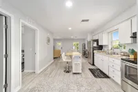 Newly renovated cottage walking distance to downtown Ocala square. Quiet street.
