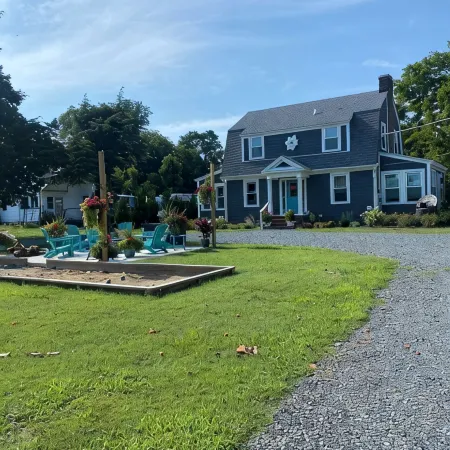 Minutes to the BEACH! Boat friendly, fire pit, bocci & large yard for famly fun!