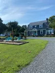 Minutes to the BEACH! Boat friendly, fire pit, bocci & large yard for famly fun!