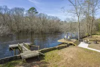 Riverfront Cottage with 2 docks and firepit located on the Edisto River