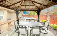 Spacious 5-Bedroom home w/ Pool & Hot Tub - บังกะโล
