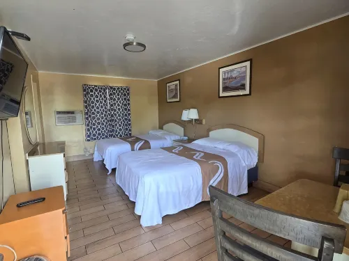 Golf View Motel - Motels