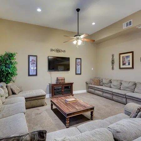 Family Friendly 3600 Sq Ft 5 Bedrooms 4 Bathrooms 3 Miles To Strip
