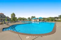 Family Retreat • King & Bunk Beds • Sleeps 10 - Pools