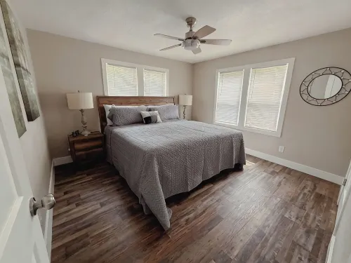 Emerald & Ivory Cottage - 2-Star