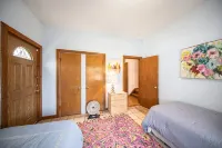 3-bedroom house with AC and WiFi within walking distance of The Big House!