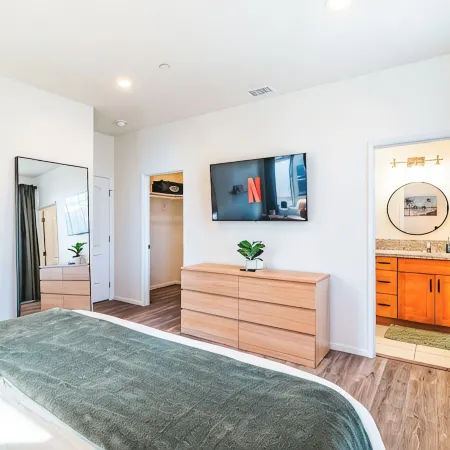 Spacious 4-Bedroom Townhome / 2-Car Garage / Cruise Terminal