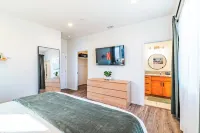Spacious 4-Bedroom Townhome / 2-Car Garage / Cruise Terminal - บังกะโล