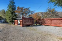The Kaweah River Cabin sleeps up to 8 guests, located 3 minutes from entrance