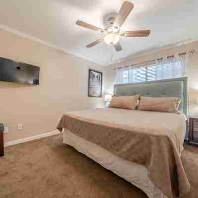 Across the street from beach!Located in the heart of Destin! Rooms