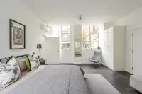 The Soho Sophisticate | Luxury Spacious 3-Bed Loft with AC Sleeps 6 Hotels in Theatreland