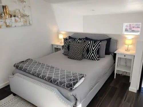 Cozy, Quaint and Sophisticated Loft Style Tiny Home!