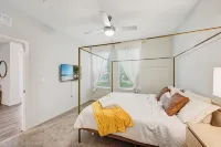 Luxe Poolside Condo, King Bed, Near Mayo Clinic, St Johns Town Center & Beaches - Condos