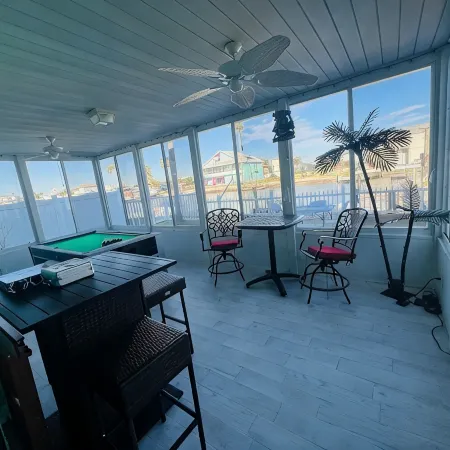 Charming Ocean Front 3-bedroom and 4 Bath  with WiFi and AC in Hernando Beach