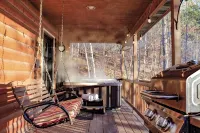 Lakeside Log Cabin + Hot Tub - 샬레 호텔