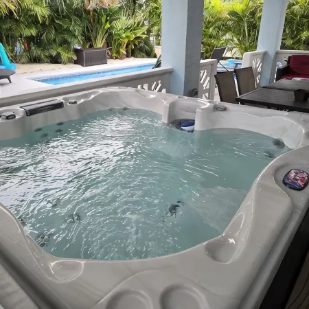 Turtle Cove! Heated Pool, Spa, Dockage, Pet Friendly, Kayak, Oceanside!