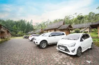Villa Kampung Karuhun Sutan Raja - parking