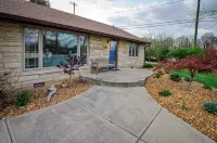 Cheerful & cozy farmhouse 2 bedroom home - Wifi
