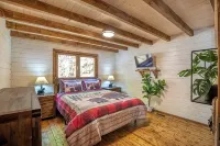 Charming Moose Lodge 2-bedroom cabin with WIFI,& Game room in Bryson City