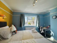 Spacious 4BR house close to Gatwick Airport.