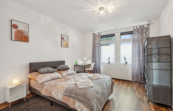 Central location... Ideal for business people, fitters...3 rooms, WiFi, SmartTVs