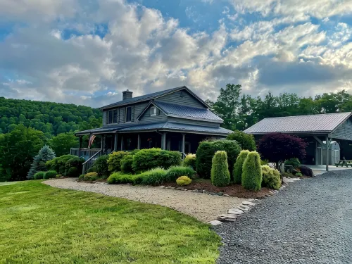 Evergreen, mountain cabin 3mi south of Blowing Rock, NC, views, creek, 56 acres. - Homestays