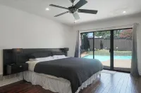 Spacious Sleeps 20 with Heated Pool & Game Room by Uptown Dallas - สระว่ายน้ำส่วนตัว