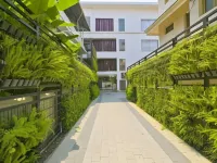 The Neighbourhood Hotels near Subhash Park