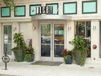 The Quisby Hotels near Margaret Statue